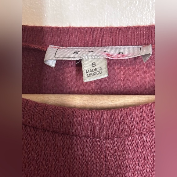 Women’s Burgundy Ribbed Long Sleeve Crop Top w/ Knotted Front | Size Small - Picture 7 of 10